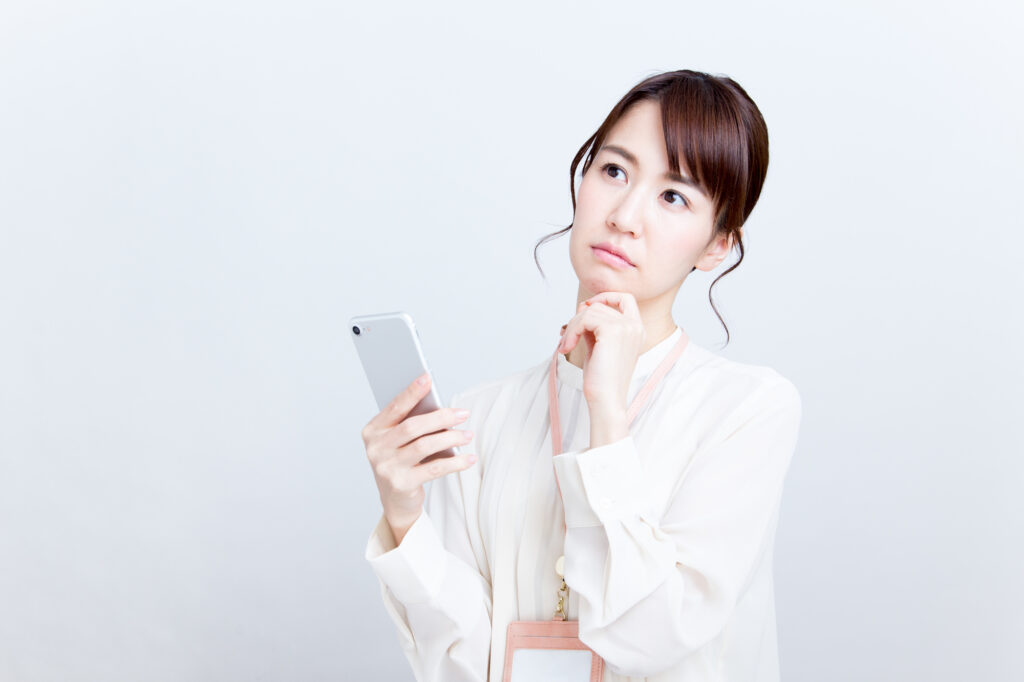 考える女性